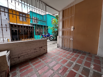 Casa En Barrio Calipso, En Calle Peatonal, Incluye Ampliacion Para Habitación Princpal