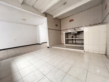 Casa En Barrio Calipso, En Calle Peatonal, Incluye Ampliacion Para Habitación Princpal