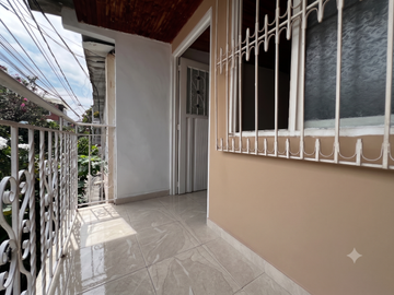 Casa En Barrio Calipso, En Calle Peatonal, Incluye Ampliacion Para Habitación Princpal