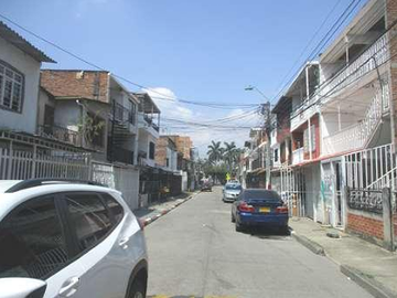 Edificio  con tres apartamentos en venta norte de cali