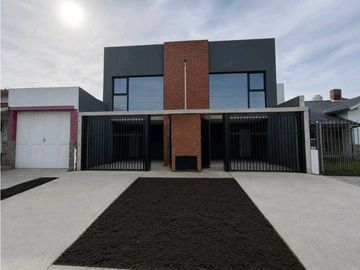 DUPLEX EN VENTA , CON COCHERA Y PATIO PROPIO!!! BARRIO PARQUE LURO