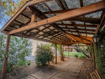 Casa 7 ambs. Parque y piscina. Escucha ofertas