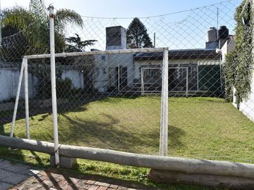 VENTA CASA 4 AMBIENTES EN CASTELAR PATIO GARAGE