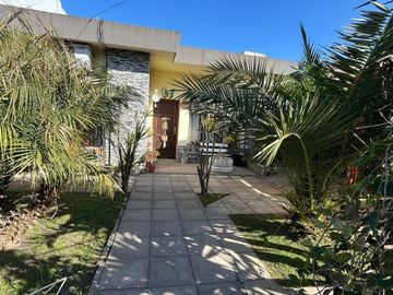 VENTA CASA 4 AMBIENTES EN CASTELAR PATIO GARAGE