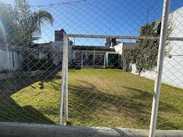VENTA CASA 4 AMBIENTES EN CASTELAR PATIO GARAGE