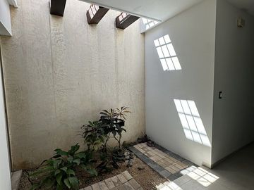 Casa de una sola planta en RENTA en Villas la hacienda