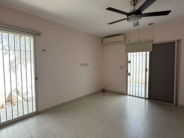 Casa de una sola planta en RENTA en Villas la hacienda