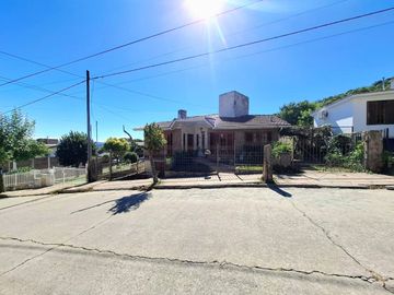 VENTA CASA 3 DORMIS MÁS 2 DEPARTAMENTOS CARLOS PAZ