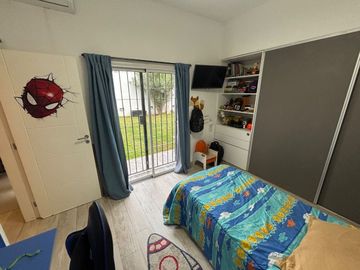 CASA DE CATEGORÍA CON PILETA EN BARRIO TALLERES O