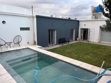 CASA DE CATEGORÍA CON PILETA EN BARRIO TALLERES O