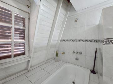 VENTA CASA 5 AMBIENTES CASTELAR NORTE