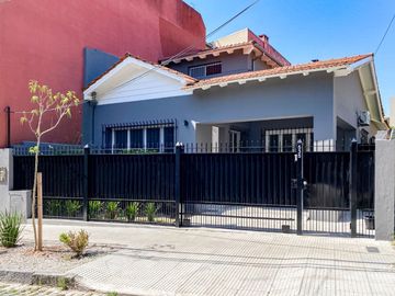 CASA DE 4 DORMITORIOS EN VENTA CENTRO SAN ISIDRO