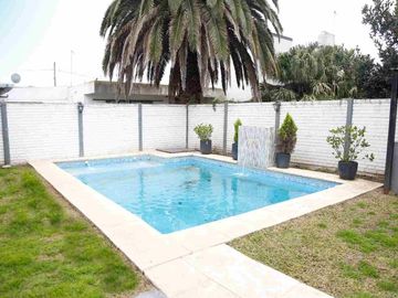 Casa 3 dormitorios en Venta, Los Hornos con Pileta