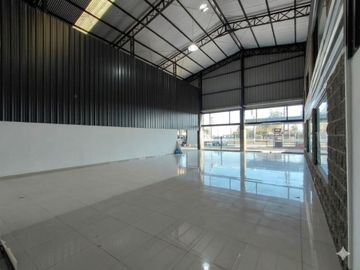 Alquiler oficina c/amplio salón colect. Panamer.