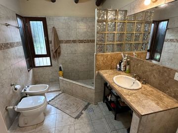 VENTA CASA 4 DORM - B° LOS PERALES