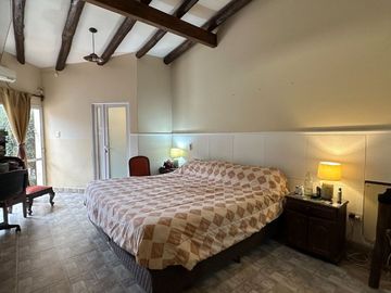VENTA CASA 4 DORM - B° LOS PERALES