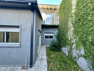CASA EN VENTA A ESTRENAR 2 DORMITORIOS Y JARDIN