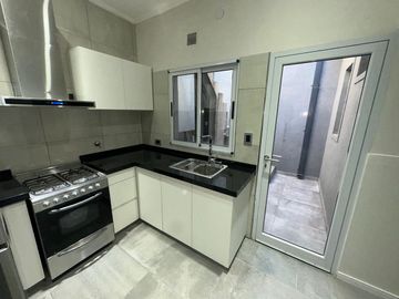 CASA EN VENTA A ESTRENAR 2 DORMITORIOS Y JARDIN