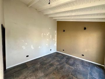 CASA EN VENTA A ESTRENAR 2 DORMITORIOS Y JARDIN