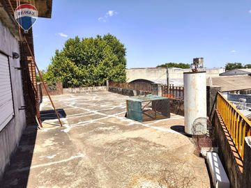 Venta PH con balcones y terraza en Villa Ballester