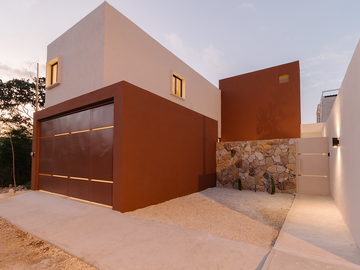 Venta Casa en Cholul Mérida, con recámara en PB, equipada.