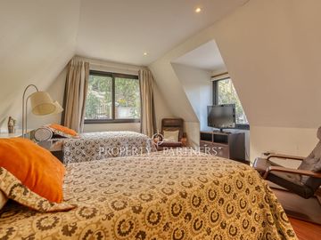 Imponente Residencia con Jardines Añosos y Vista Despejada