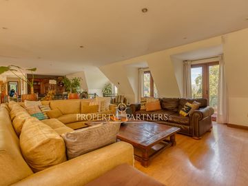 Imponente Residencia con Jardines Añosos y Vista Despejada