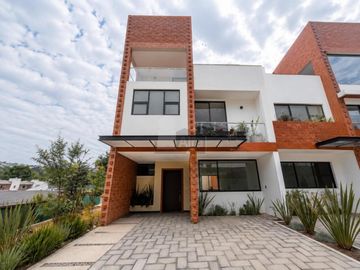 Casa nueva con 4 recámaras y terraza en Metepec