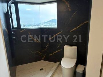 CASA EN VENTA REMODELADA EN COL. COLINAS DE SAN JERONIMO EN MONTERREY