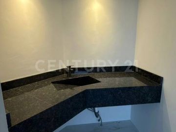 CASA EN VENTA REMODELADA EN COL. COLINAS DE SAN JERONIMO EN MONTERREY