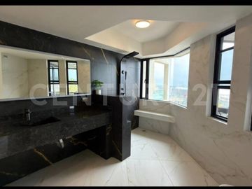 CASA EN VENTA REMODELADA EN COL. COLINAS DE SAN JERONIMO EN MONTERREY