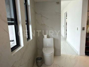 CASA EN VENTA REMODELADA EN COL. COLINAS DE SAN JERONIMO EN MONTERREY