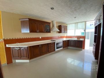 Casa en Renta en Lomas de Bellavista, con Vigilancia y 4 Recámaras