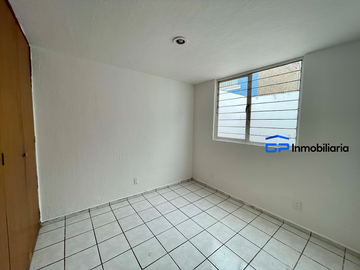 RENTA CASA DE UN SOLO PISO EN AVENIDA