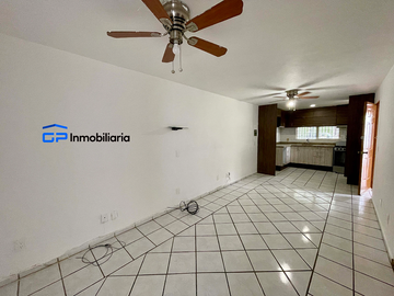 RENTA CASA DE UN SOLO PISO EN AVENIDA