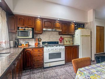 VENTA CASA 5 AMBIENTES PARQUE Y QUINCHO EN CAMET