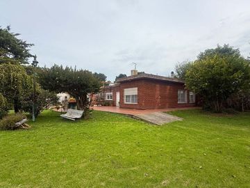 VENTA CASA 5 AMBIENTES PARQUE Y QUINCHO EN CAMET
