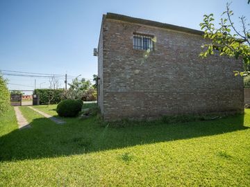 CASA EN VENTA EN GENERAL LAGOS CON PILETA