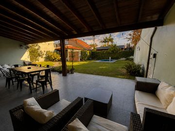 VENTA CASA 4 AMB CON PISCINA,PARQUE Y COCHERA