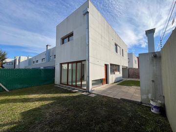 Duplex 3 dormitorios en VENTA - City Bell