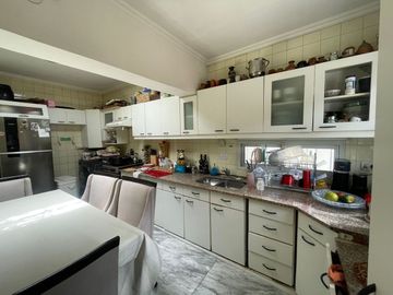 VENTA CASA 4 DORMITORIOS CON PILETA, CENTRO ESTE