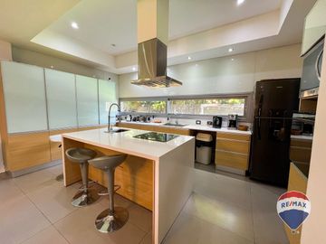 CASA 6 AMBIENTES EN ALQUILER EN LAGOS DE CANNING
