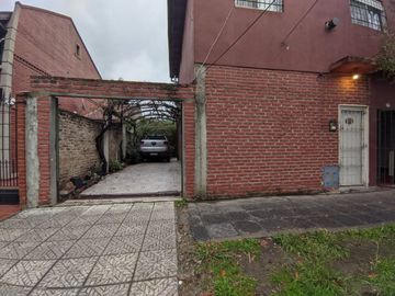 Vivienda multifamiliar + 3 locales