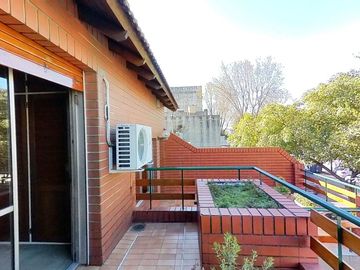 VENTA CASA JARDIN PILETA COCHERA LINIERS