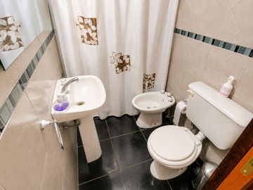 CASA EN VENTA SICARDI 4 DORMITORIOS PATIO Y PILETA