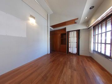 CASA VENTA LA PLATA 4 DORMITORIOS QUINCHO PILETA