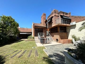 CASA VENTA LA PLATA 4 DORMITORIOS QUINCHO PILETA