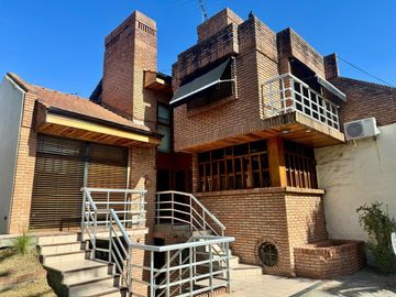 CASA VENTA LA PLATA 4 DORMITORIOS QUINCHO PILETA