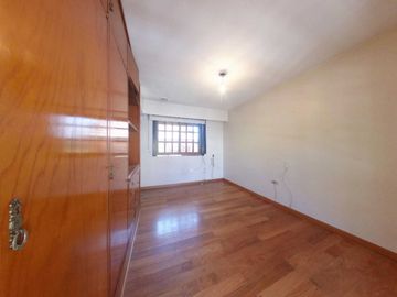 CASA VENTA LA PLATA 4 DORMITORIOS QUINCHO PILETA