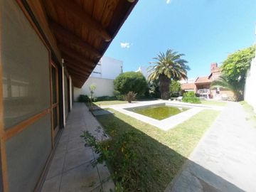 CASA VENTA LA PLATA 4 DORMITORIOS QUINCHO PILETA